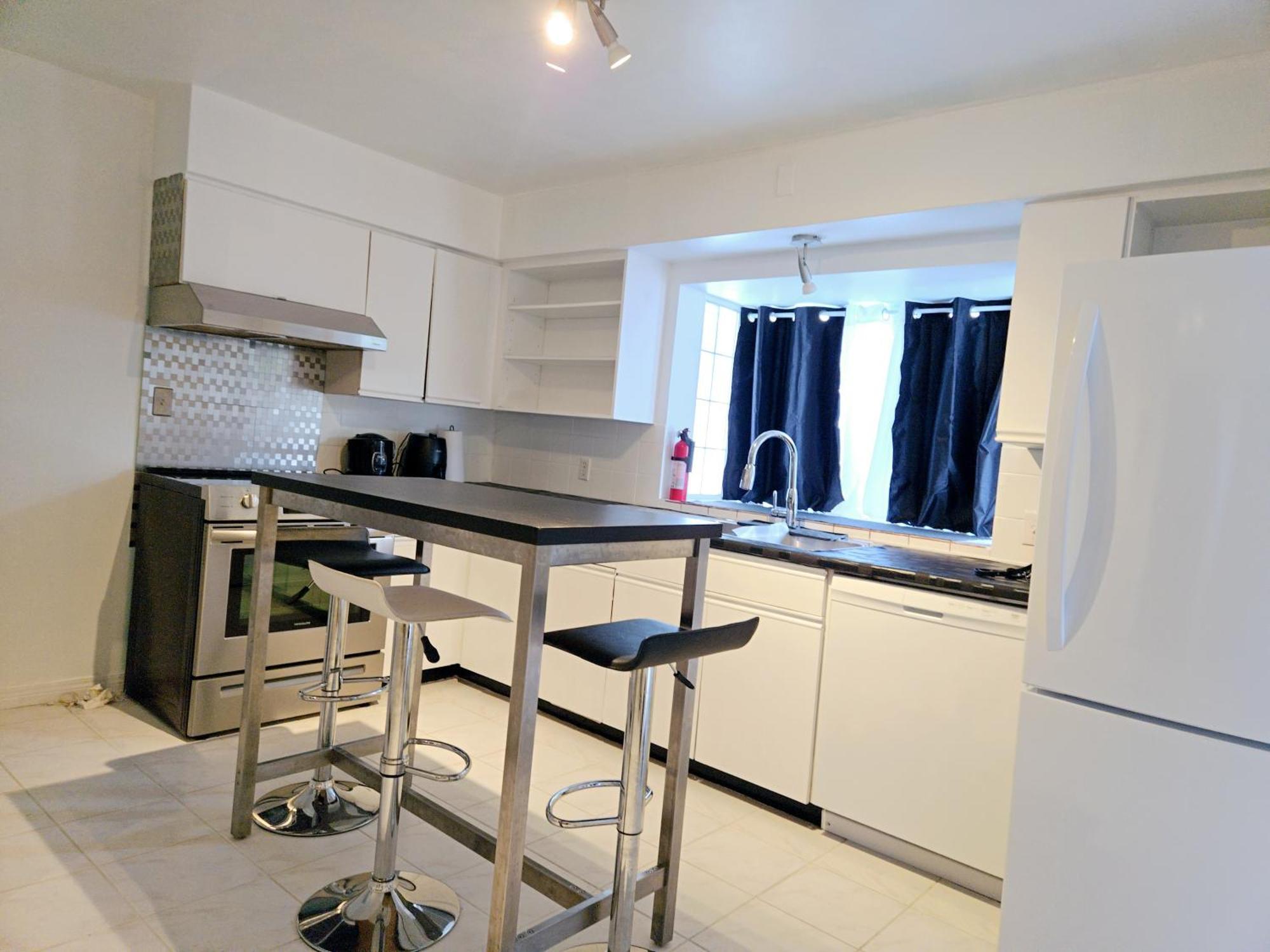 Charming Room With Attached Private Bath In The Heart Of Vancouver! Private Parking, Self Check-In & Just 4 Mins To Metrotown! Екстер'єр фото