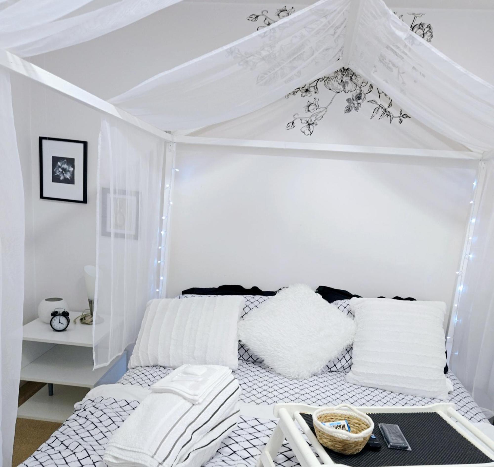Charming Room With Attached Private Bath In The Heart Of Vancouver! Private Parking, Self Check-In & Just 4 Mins To Metrotown! Екстер'єр фото